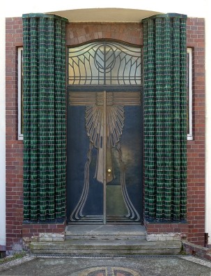 Darmstadt, Haus Behrens auf der Mathildenhöhe. Die Türen und Tore sind typisch für die Zeit überschwänglich dekoriert.