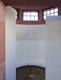 Im Inneren des 1906 als Pissoir errichteten Gebäudes gibt es nur eine weiße Rinne.