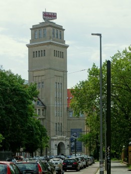 Der weithin sichtbare Turm ist das Markenzeichen des Gebäudekomplexes.