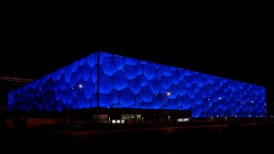 Das Wassersportzentrum mit seiner blau leuchtenden Bubble-Oberfläche nimmt Bezug auf die Fassade der Münchner Allianz-Arena. Für die Winterspiele wurde der Bau zeitweilig zur Eisbahn für die Curling-Wettbewerbe.