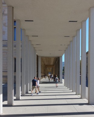 Umlaufende Säulengänge verbinden die James-Simon-Galerie mit den Kollonaden und den Museen der Umgebung.